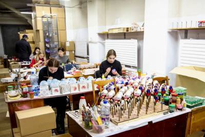 «Мы создаем тренды». Как работает единственная в Беларуси фабрика елочных игрушек
