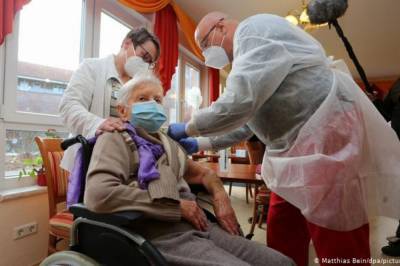 Германия начала вакцинацию от COVID-19, первую прививку сделали 101-летней женщине