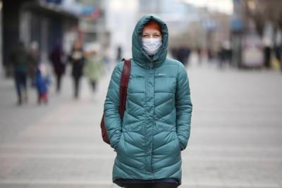 Ученые считают, что тканевые маски не защищают человека от COVID-19