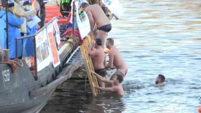 В Праге несмотря на ковид «моржи» провели рождественские купания (ВИДЕО)