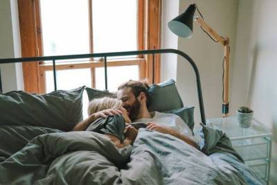 7 мелочей, которые человек делает в постели, когда любит тебя