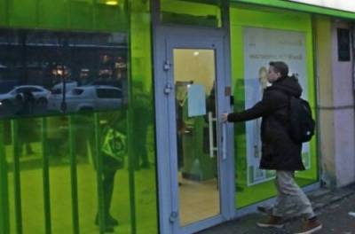 Клиенты уже паникуют: «ПриватБанк» повторно блокирует счета украинцев