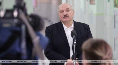 "Это стиль моей работы" - Лукашенко объяснил, почему посещает больницы с коронавирусными пациентами