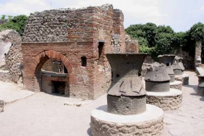 Археологи обнаружили в Помпеях торговую лавку с остатками пищи