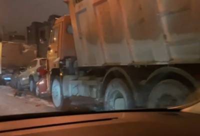 КАМАЗ врезался в припаркованные машины в Петербурге