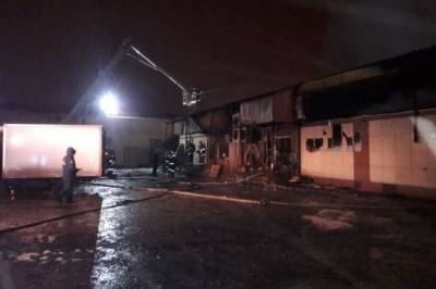 В Волгограде потушили крупный пожар на вещевом рынке