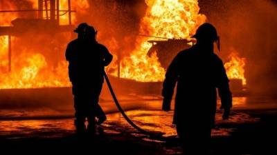 Торговый павильон сгорел на рынке в Волгограде — видео