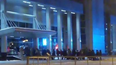 На тюменском ж/д вокзале люди стоят в очереди, чтобы зайти внутрь