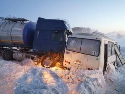 Один человек погиб и девять пострадали в ДТП автобуса и грузовика в Новосибирской области
