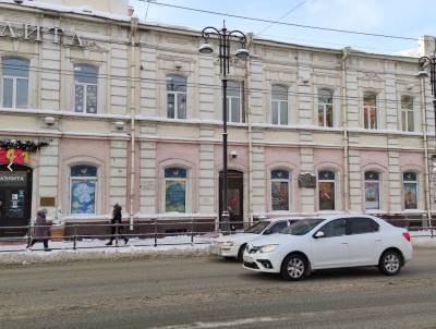 Собственников заставили снять рекламу с фасада томского дома-памятника на Ленина