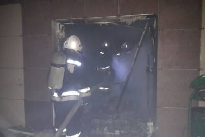 В Волгограде пожарные потушили огонь на вещевом рынке на улице Титова