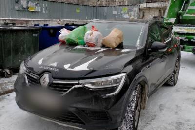 Челябинцы закидали мусором неправильно припаркованный автомобиль