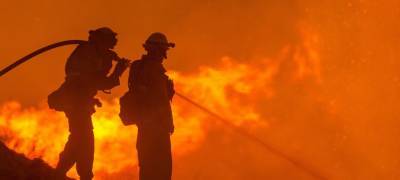 Пожарные тушили частный дом и баню, загоревшиеся в Карелии