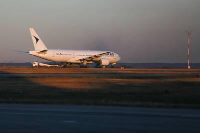 Самолет до Санкт-Петербурга вернулся в Сургут из-за срабатывания датчика открытых дверей