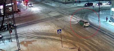 Два автомобиля в лобовую столкнулись на перекрестке в центре Петрозаводска (ВИДЕО)