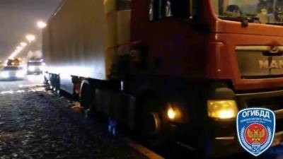 В ДТП с грузовой фурой на 88-м километре КАД погиб человек