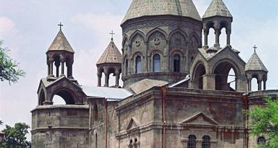 Сторонники армянской церкви собрались у храма Св. Гаяне в Эчмиадзине – видео