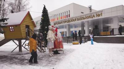Деды Морозы-волонтеры поздравили детей в больницах Петербурга.