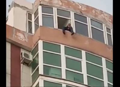 Свесил ноги с 18 этажа: парень в Сочи кричал, что умрет, так как не хочет идти в армию