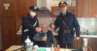 В Италии одинокий пенсионер вызвал полицейских, чтобы отпраздновать вместе Рождество. И они приехали