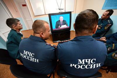 Путин поздравил сотрудников МЧС с праздником