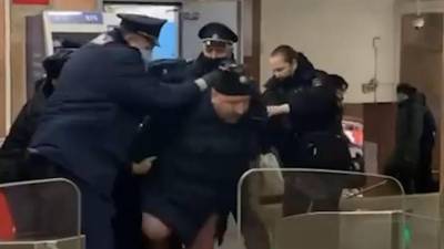 Мужчина умер в московском метро во время задержания