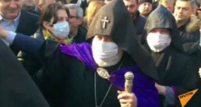 "Мы не дадим Пашиняну посягнуть на церковь": что творилось в Эчмиадзине - видео