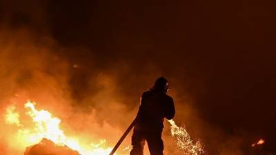 Пожарные несколько часов не могли потушить рынок в Волгограде
