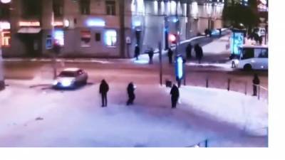 На площади Ленина автомобиль зацепился за рельсы и вылетел на тротуар