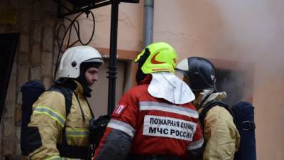 Волгоградские спасатели потушили пожар на рынке с продуктами