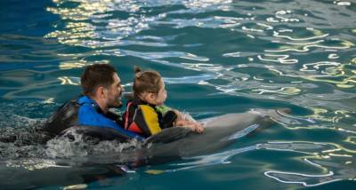 Мечта Розалины - поплавать с дельфином: об этом узнал Валерий Фальков – Учительская газета
