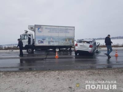 На Харьковщине легковушка влетела в грузовик: в жутком ДТП есть погибшие