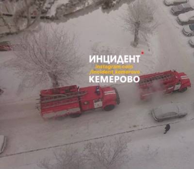 Очевидцы сообщили о пожаре в кемеровском общежитии