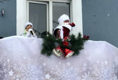 Новогоднее настроение: жителей Гатчины поздравили Дед Мороз и Снегурочка