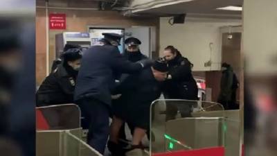 Фатальное задержание в московском метро попало на видео