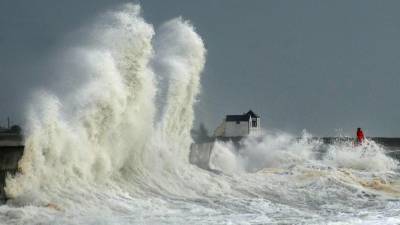 В семи департаментах Франции ввели повышенный уровень метеотревоги из-за урагана