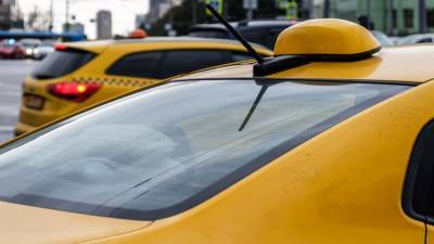 Водитель и пассажир пострадали в ДТП с такси в Москве