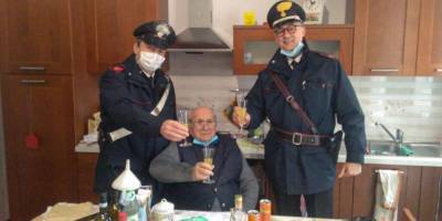 В Италии одинокий пенсионер вызвал полицейских, чтобы отпраздновать Рождество — и они составили ему компанию