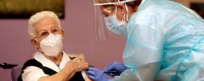 В Испании первую вакцину от COVID-19 получила 96-летняя женщина