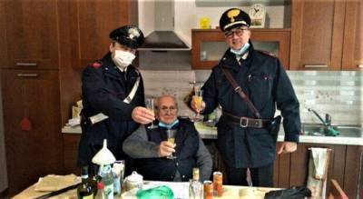 94-летний итальянец отпраздновал Рождество с полицейскими: интересная история