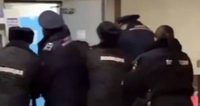 Потасовка в московском метро: мужчина внезапно скончался при задержании – видео
