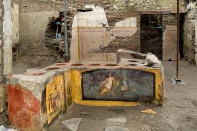 Археологи нашли в Помпеях древний магазин еды и "энергетический батончик"
