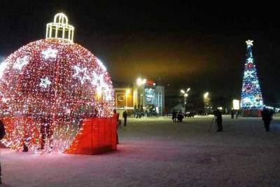 В Мичуринске появился шестиметровый святящийся новогодний шар