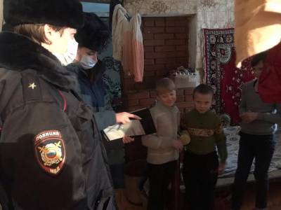 Полицейский Дед Мороз навестил маленьких жителей Торжка Тверской области