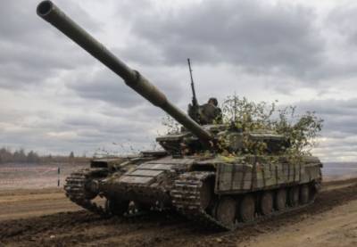 Украинский военный портал: Танки ВСУ в Луганской области готовятся к боевым действиям