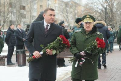 Алексей Дюмин в Москве возложил цветы к памятнику пожарным и спасателям