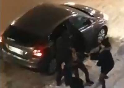 Кричала, чтобы помогли: неизвестные в Екатеринбурге ночью попытались похитить девушку