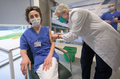 В Евросоюзе началась массовая вакцинация от коронавируса