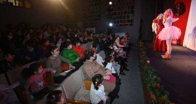 "Хотим домой": о чем просят Деда Мороза дети из Карабаха - видео