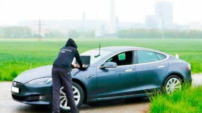 Хакеры опять взломали электромобиль Tesla